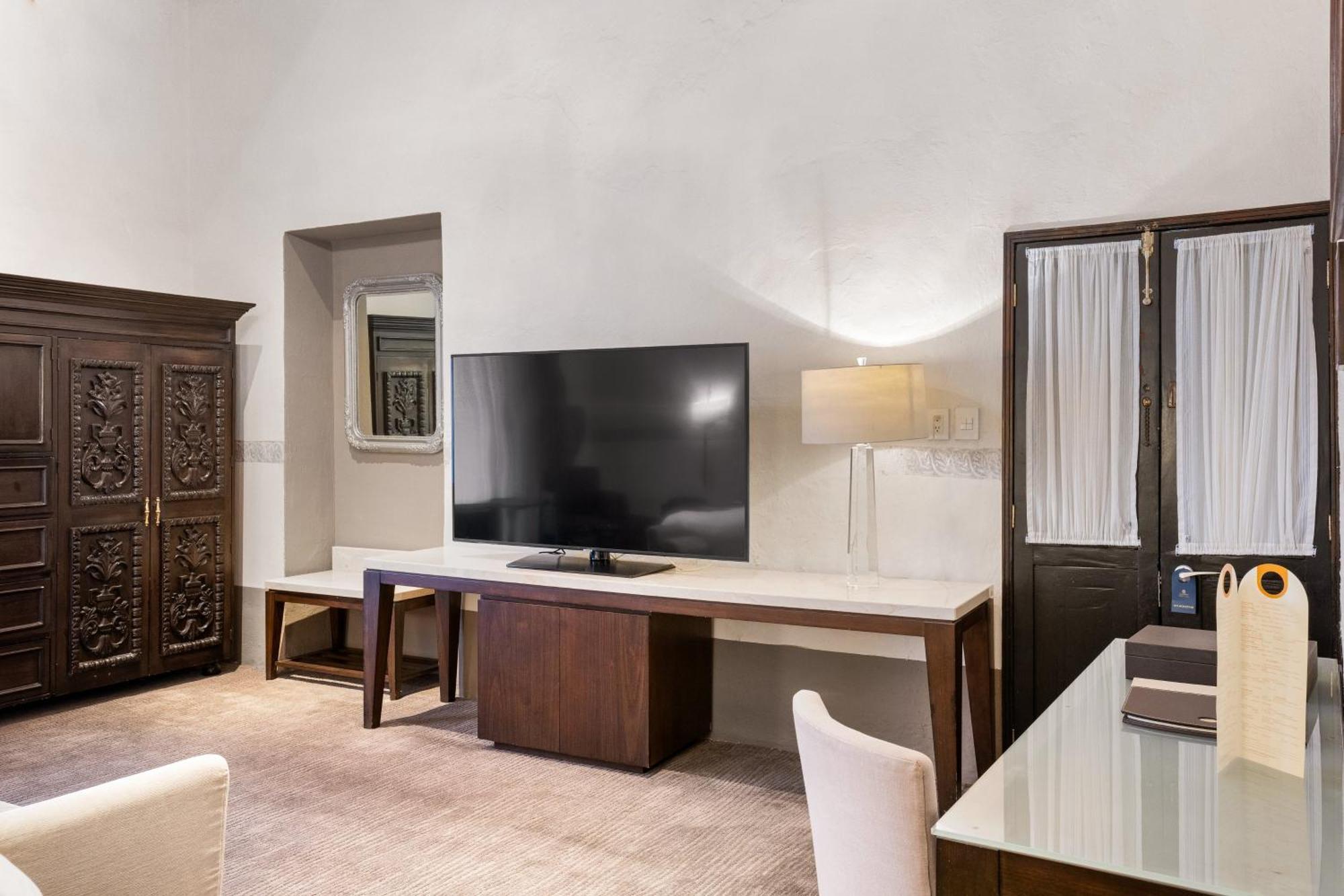 Quinta Real Puebla Hotel Kültér fotó A television in a hotel room