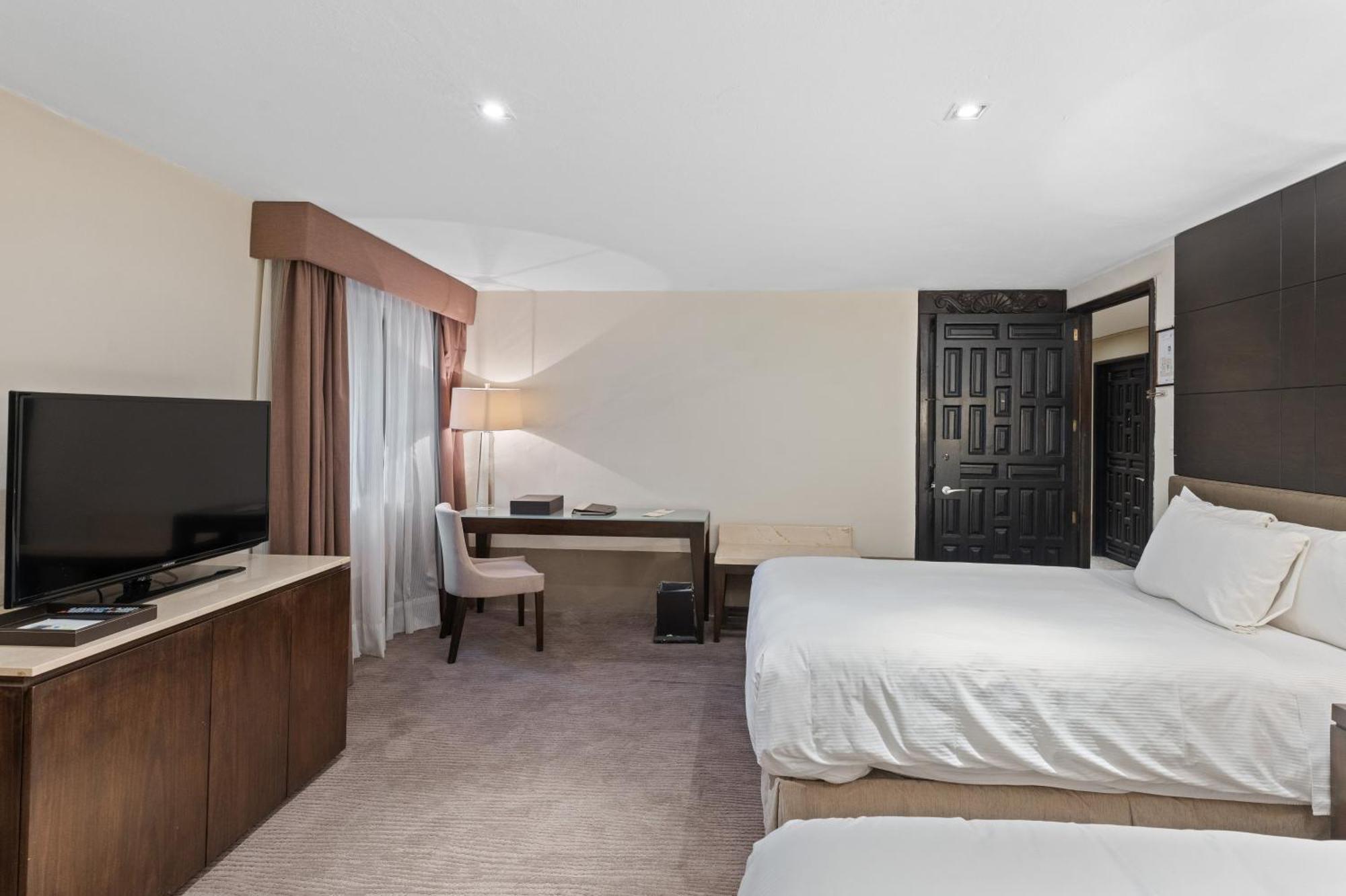 Quinta Real Puebla Hotel Kültér fotó A guest room at the Hilton Garden Inn