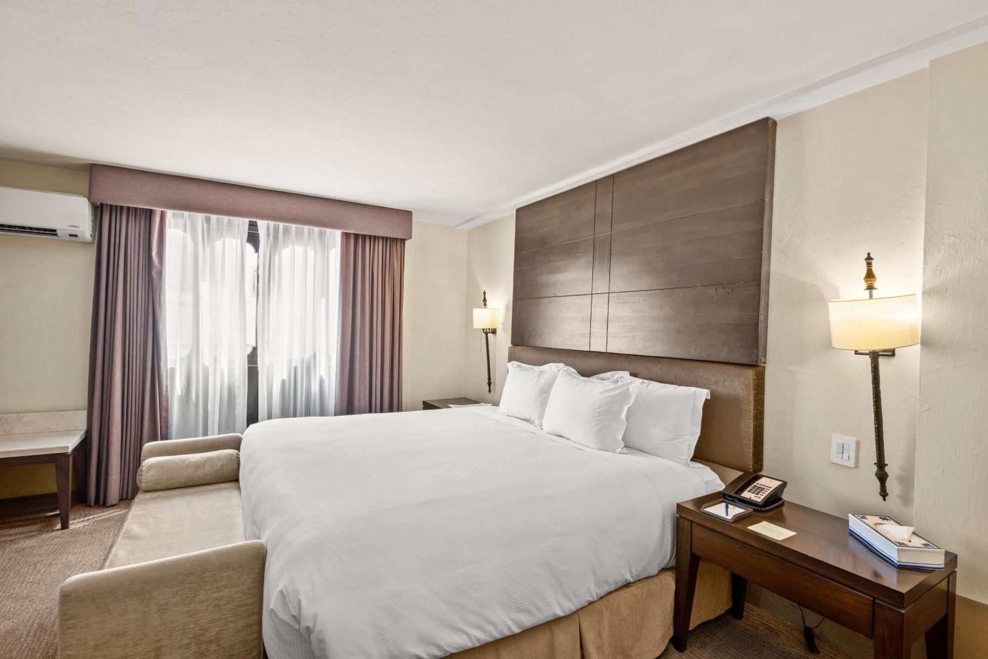 Quinta Real Puebla Hotel Kültér fotó A bedroom at the hotel